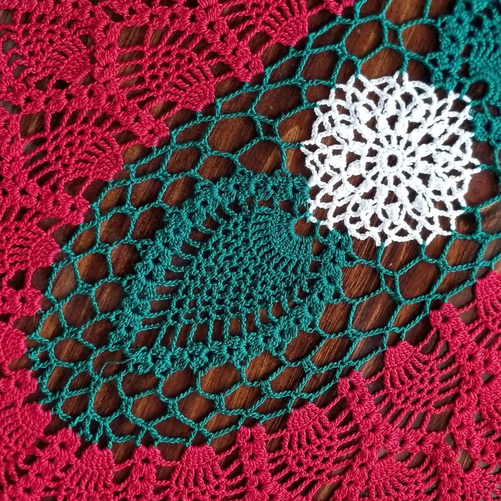Vintage Style New Hand Crafted Pineapple Doily, Christmas colors  25 1/2" x 15" - Picture 5 of 6